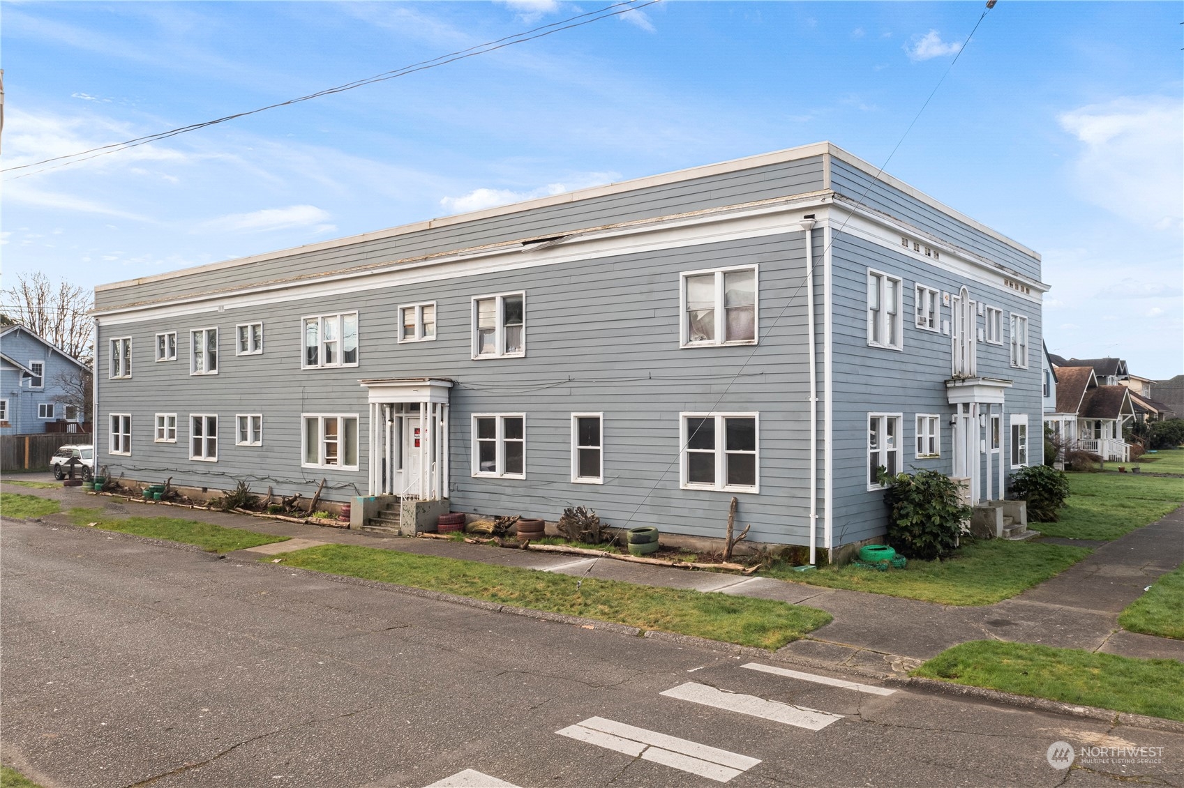 301 West 3rd Street Aberdeen, WA 98520 - Photo 2 of 15 a front view of a house with a yard