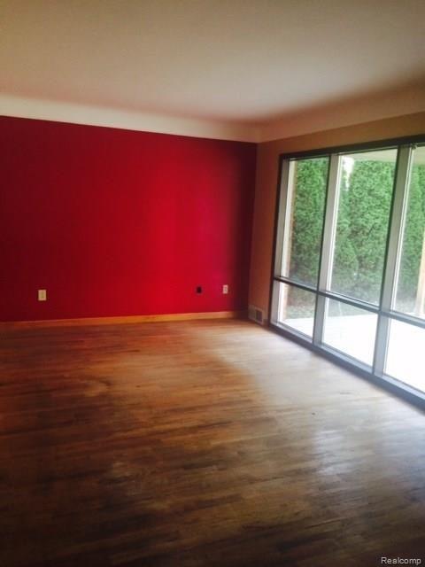 24227 Roxana Avenue Eastpointe, MI 48021 - Photo 3 of 10 LIVINGROOM DINNING.jpg