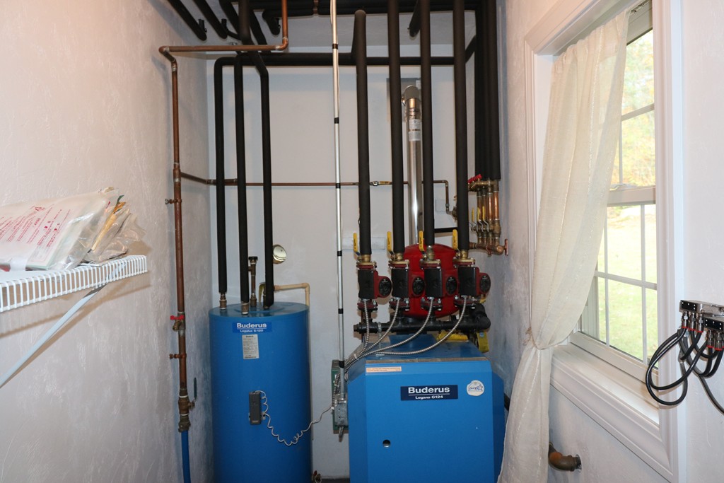 68 Brookfield Road, Unit 202 Charlton, MA 01507 - Photo 13 of 13 a view of a room with gym equipment