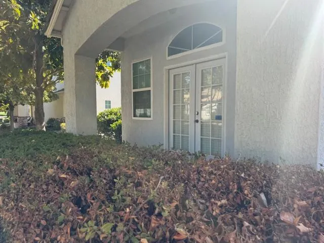 a view of a house with backyard and garden