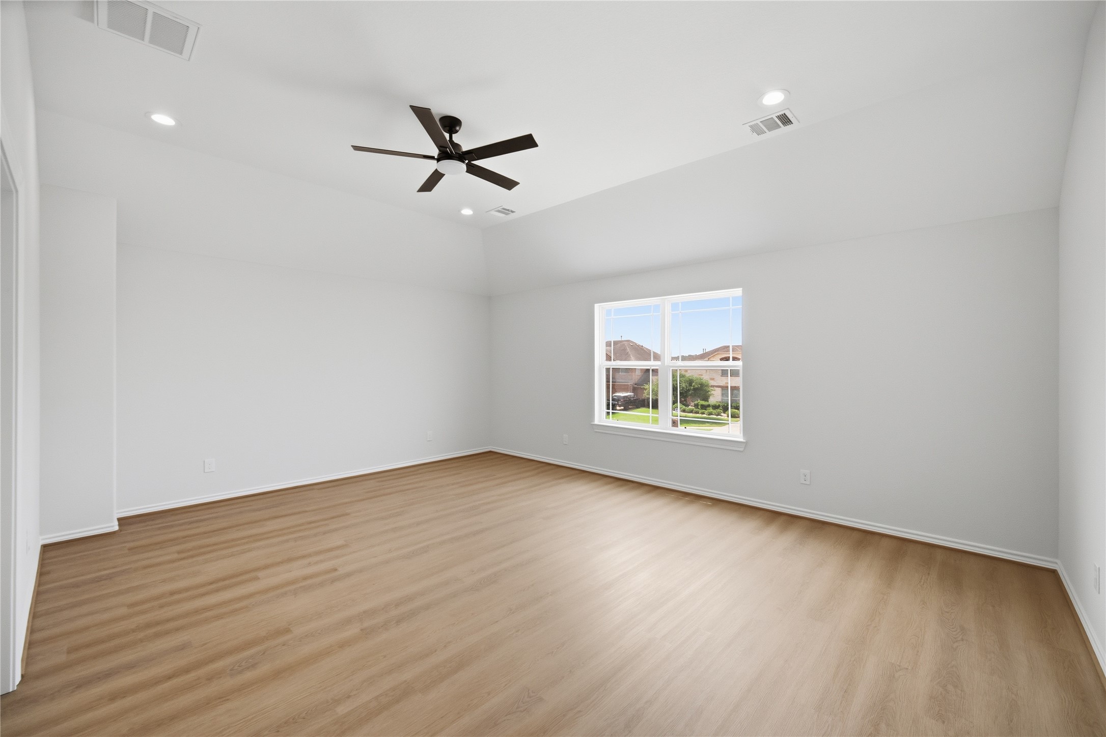 114 Par Circle La Porte, TX 77571 - Photo 22 of 33 The upstairs game room welcomes you at the landing.