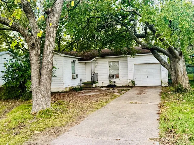 $79,000 | 1409 Lynn Street, Bonham, TX 75418