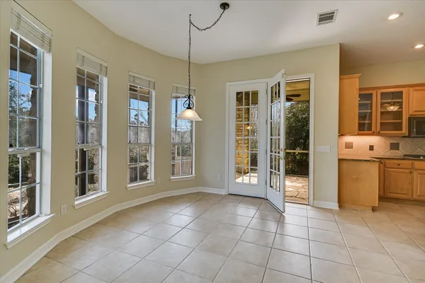 a view of an entryway with a livingroom