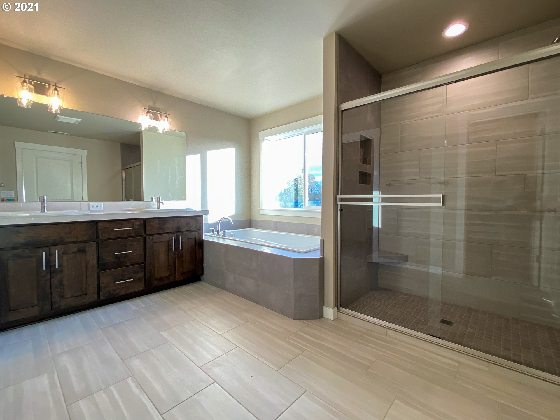 905 South Goose Loop Ridgefield, WA 98642 - Photo 8 of 29 a bathroom with a tub sink shower and mirror