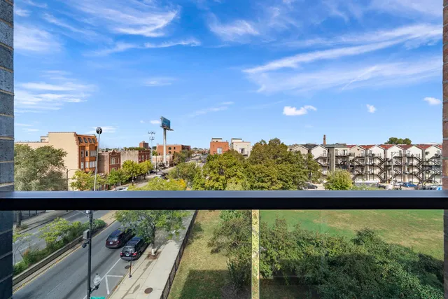 $3,150 | 2355 West Flournoy Street, Unit 402, Chicago, IL 60612