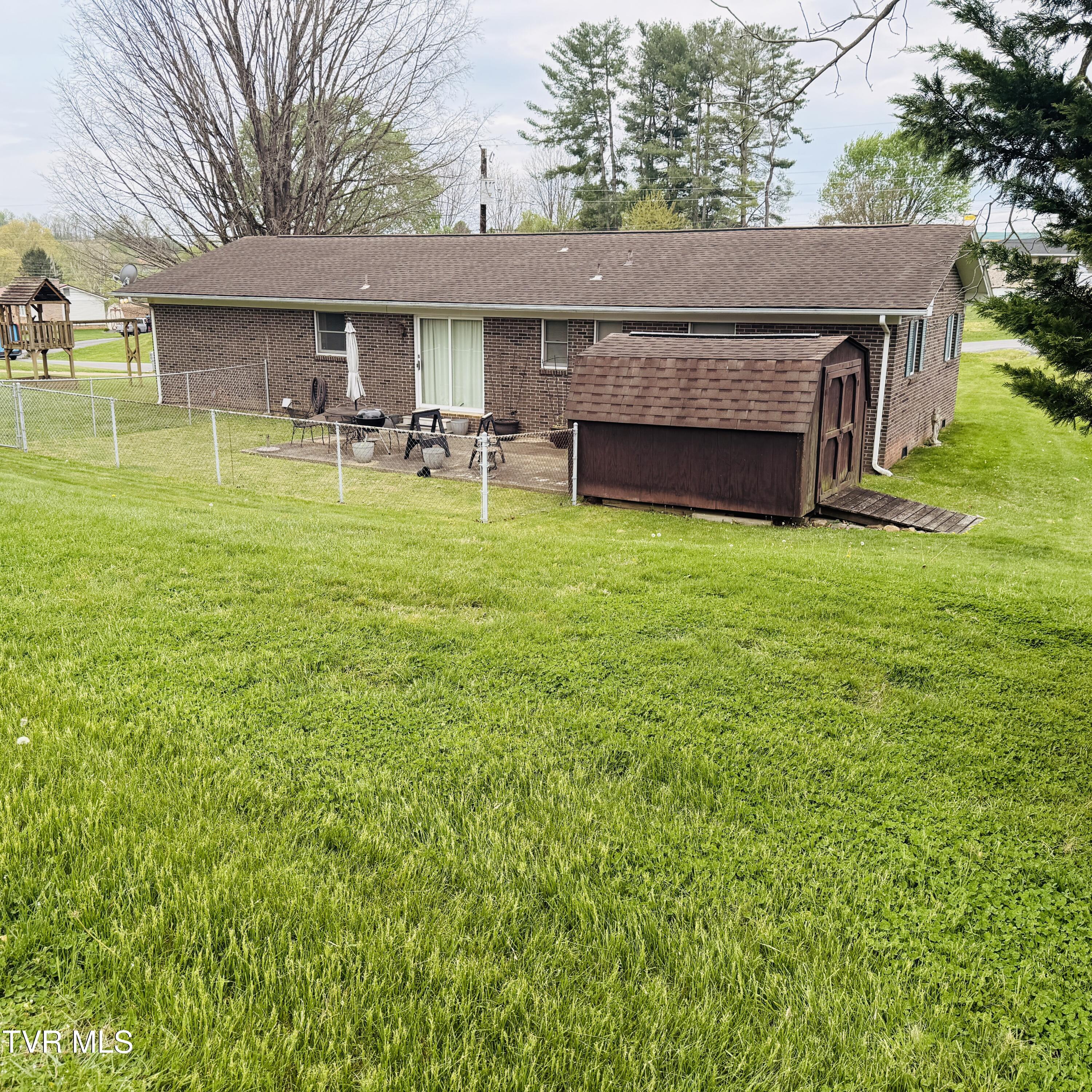 136 Longview Road Bristol, VA 24201 - Photo 4 of 18 IMG_7336