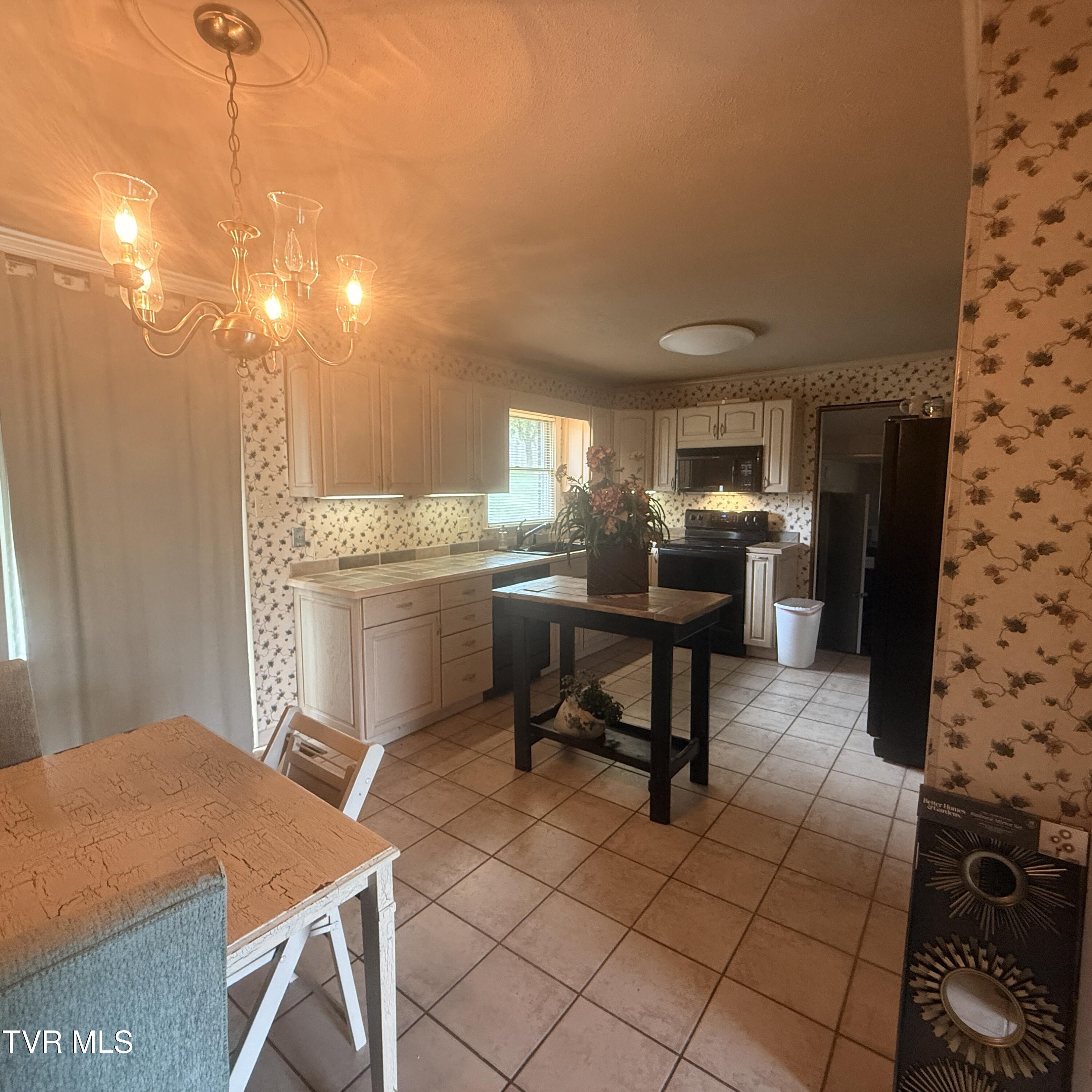 136 Longview Road Bristol, VA 24201 - Photo 6 of 18 IMG_7340