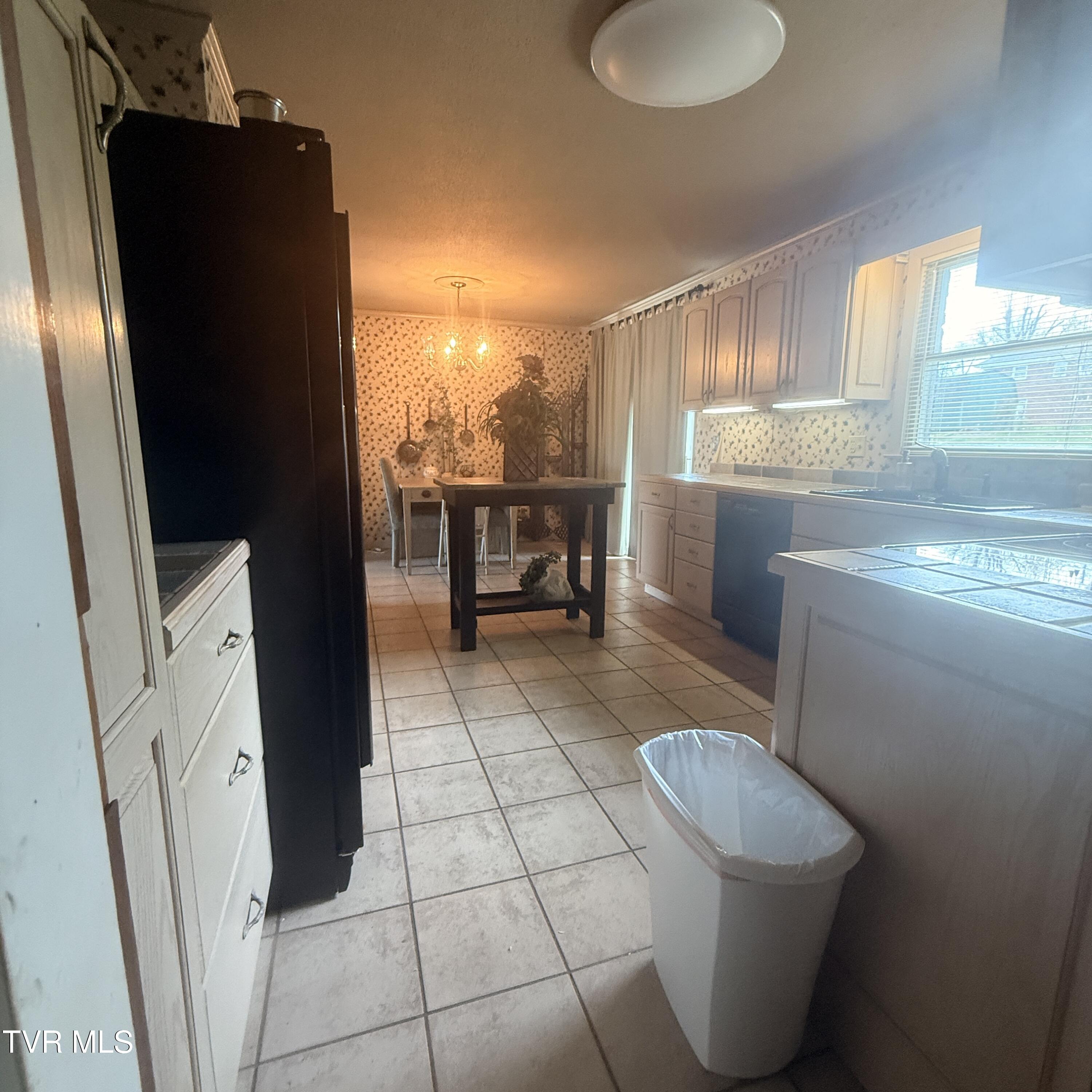 136 Longview Road Bristol, VA 24201 - Photo 7 of 18 IMG_7344