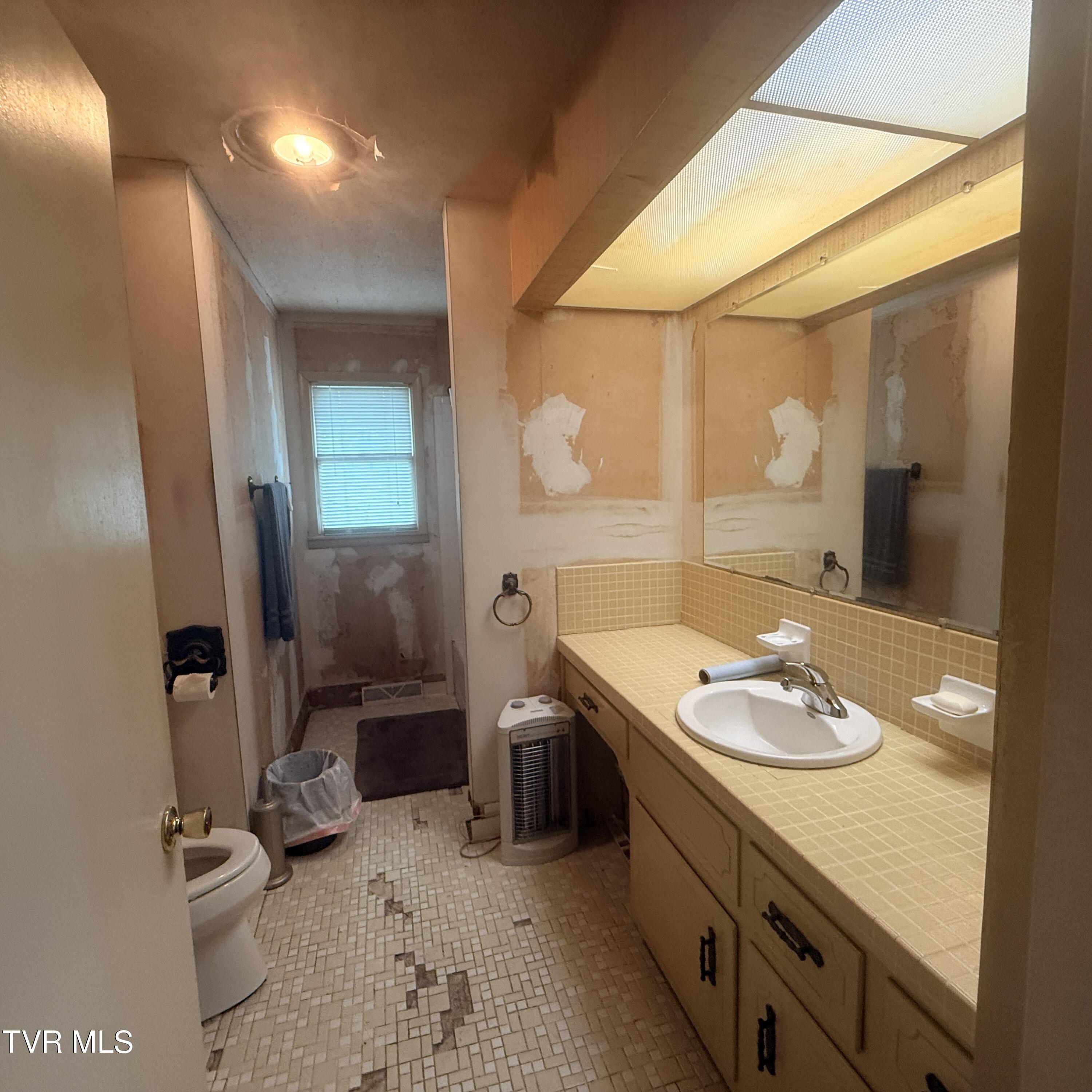 136 Longview Road Bristol, VA 24201 - Photo 10 of 18 IMG_7345