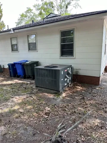 a view of a house with backyard
