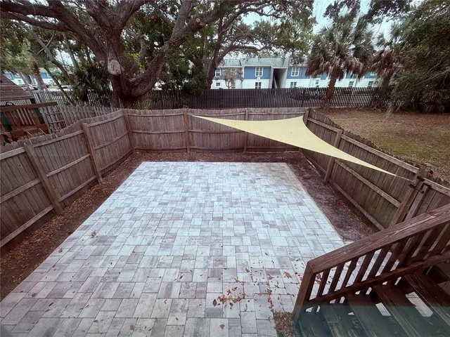 a view of a backyard