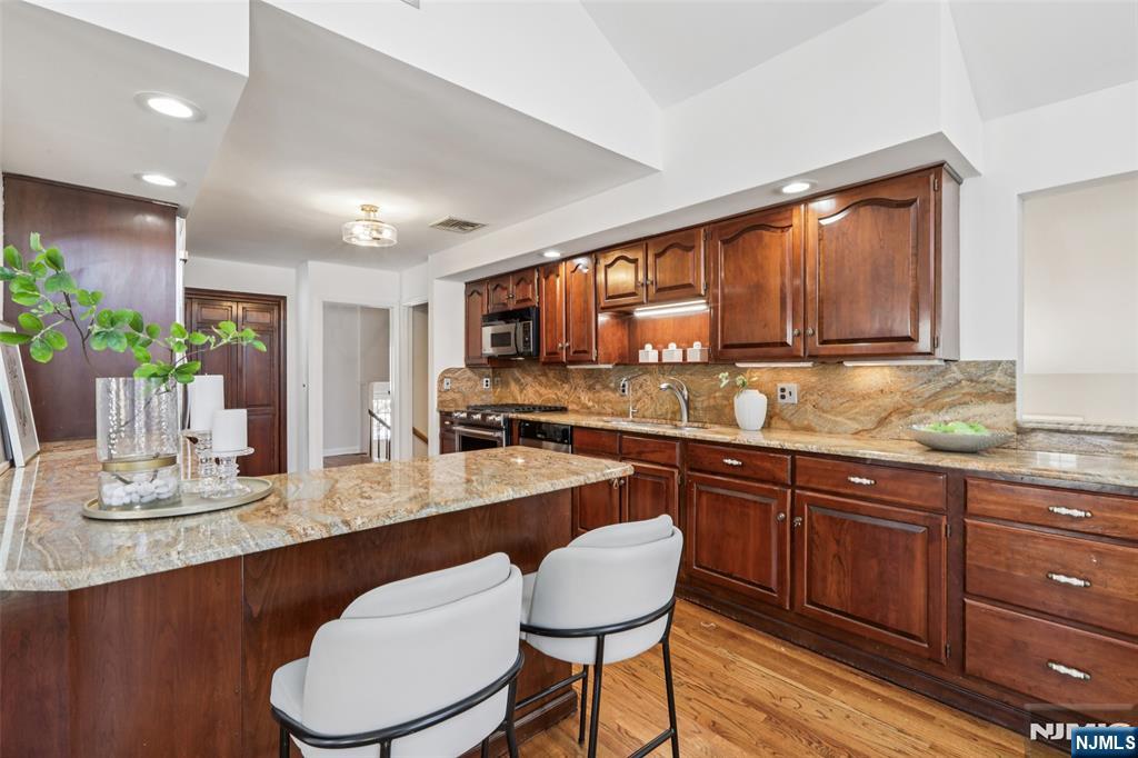 369 West Saddle River Road Upper Saddle River, NJ 07458 - Photo 10 of 37