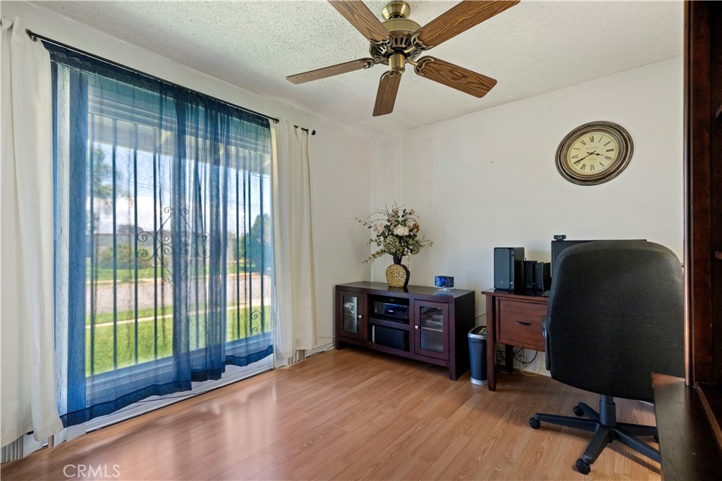 1400 Terrace Rialto, CA 92376 - Photo 23 of 40 office/3rd bedroom