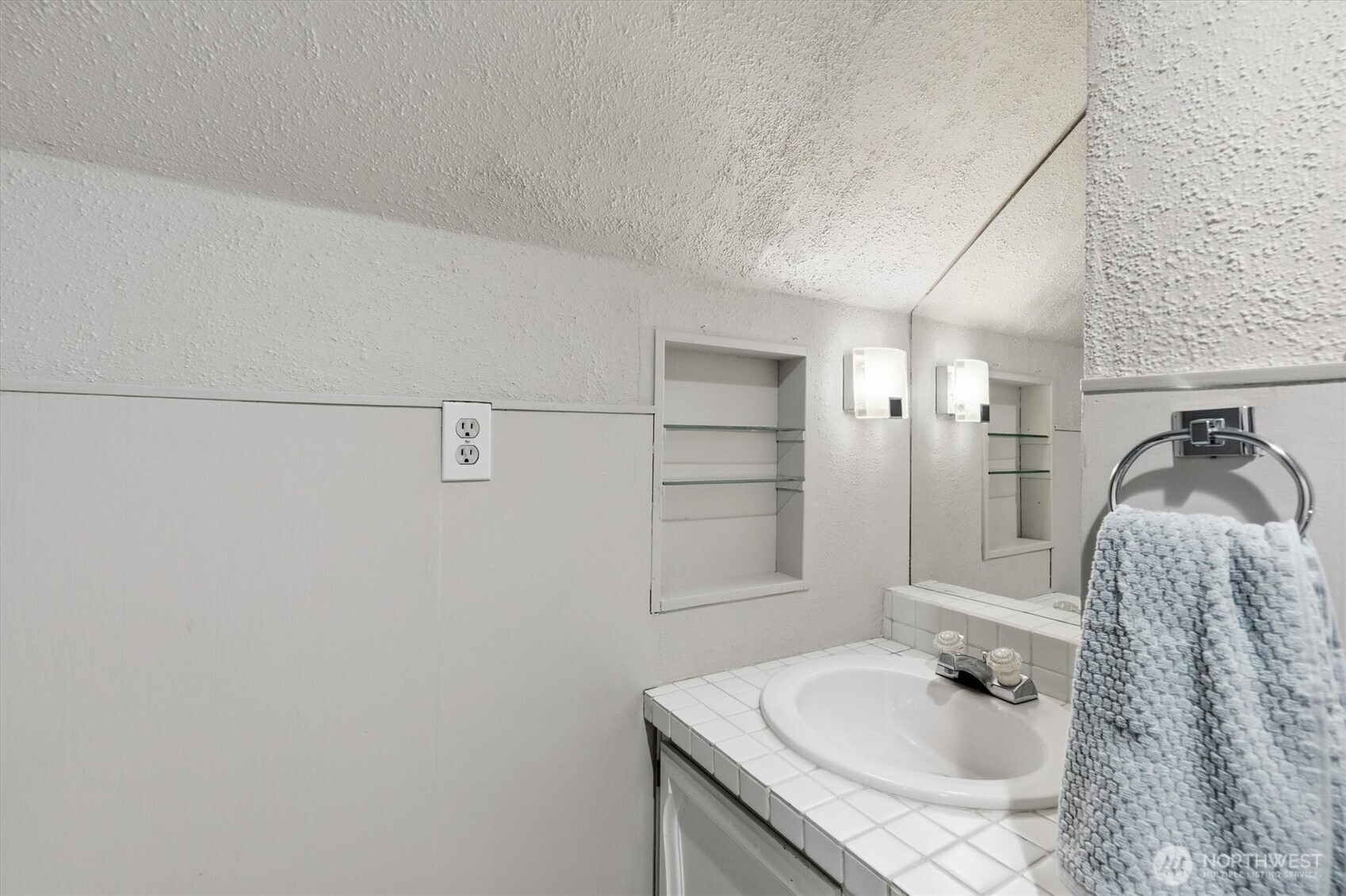 1403 18th Avenue Longview, WA 98632 - Photo 20 of 39 a bathroom with a sink and mirror