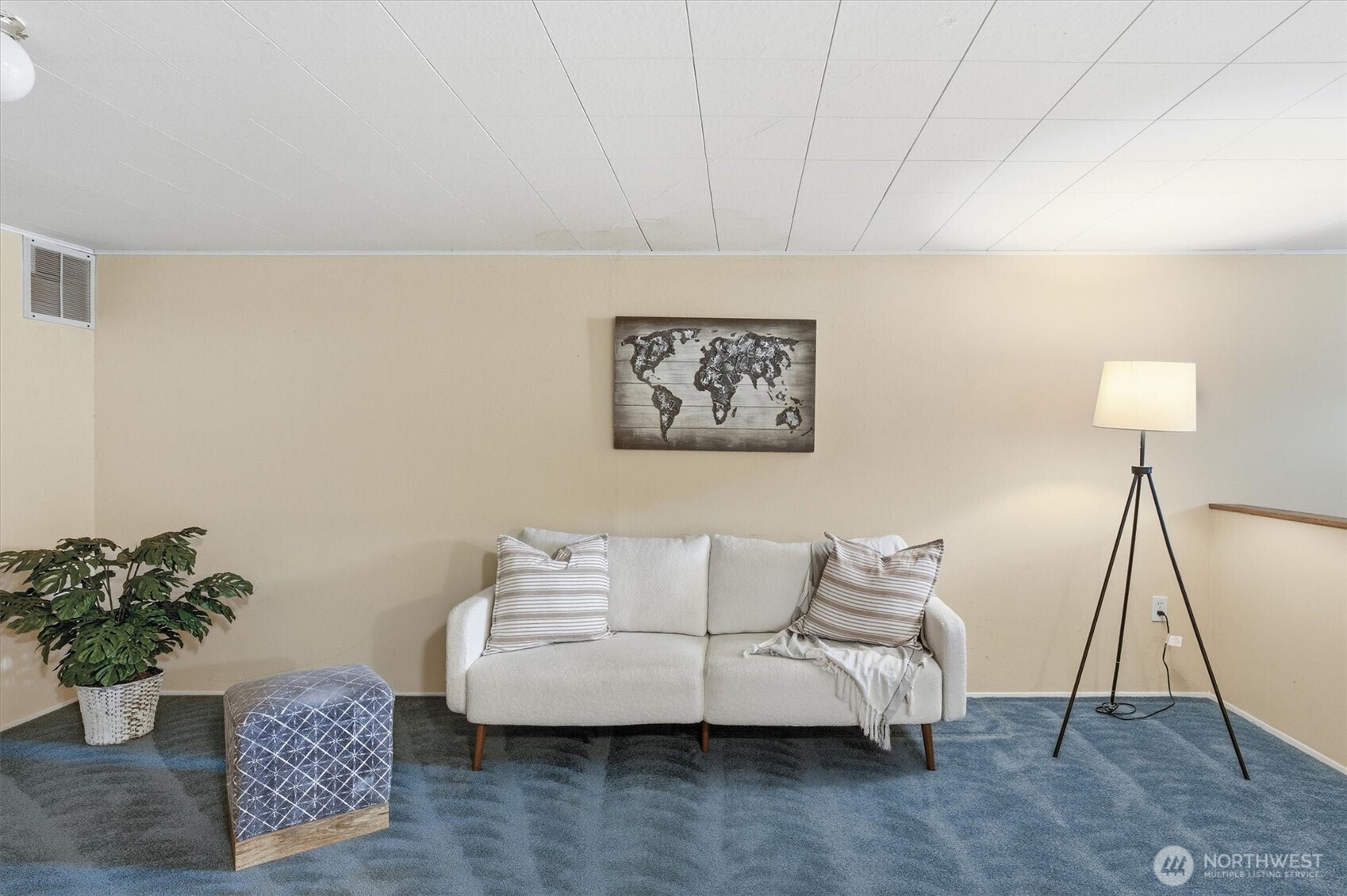 1403 18th Avenue Longview, WA 98632 - Photo 25 of 39 a living room with furniture and a potted plant