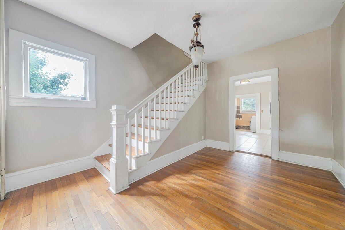 1002 Howbert Avenue Southwest Roanoke, VA 24015 - Photo 3 of 29 06-MIB01482