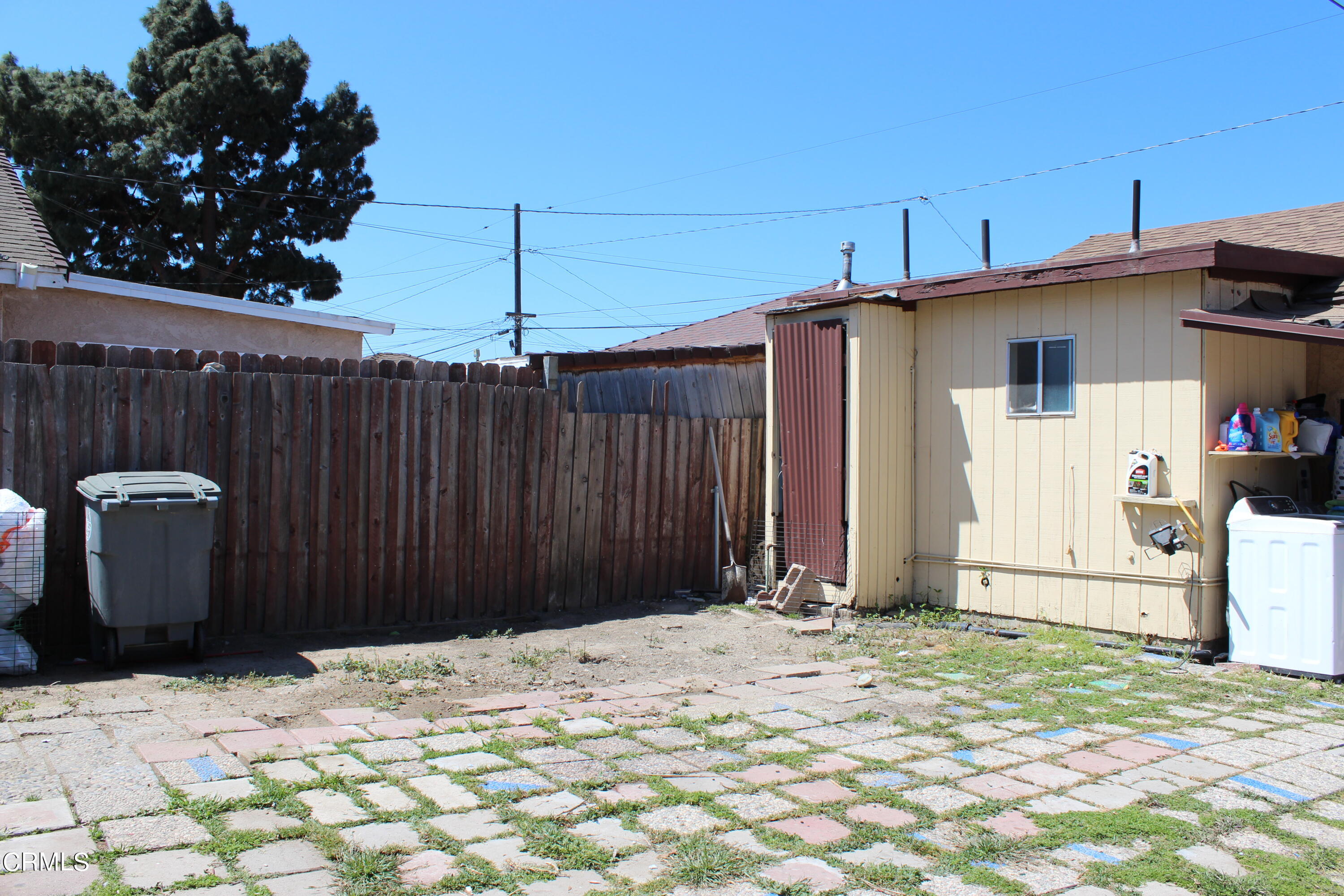 1111 South M Street Oxnard, CA 93033 - Photo 16 of 22 a backyard of a house