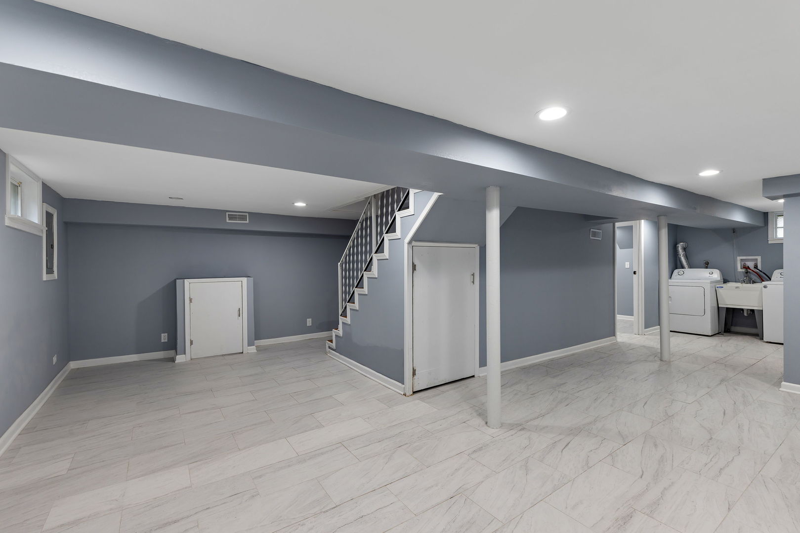 320 Streamside Drive Harvey, IL 60426 - Photo 13 of 26 a view of a livingroom with a dishwasher and a refrigerator