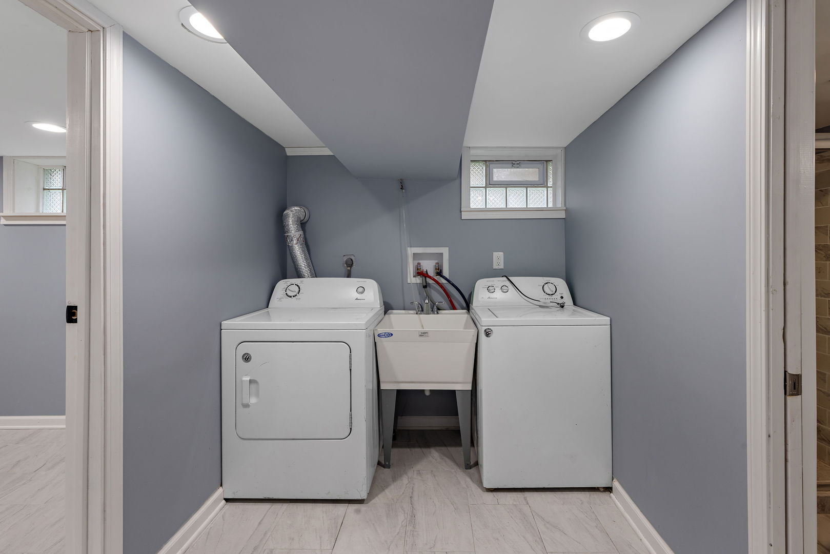 320 Streamside Drive Harvey, IL 60426 - Photo 14 of 26 a utility room with dryer and washer