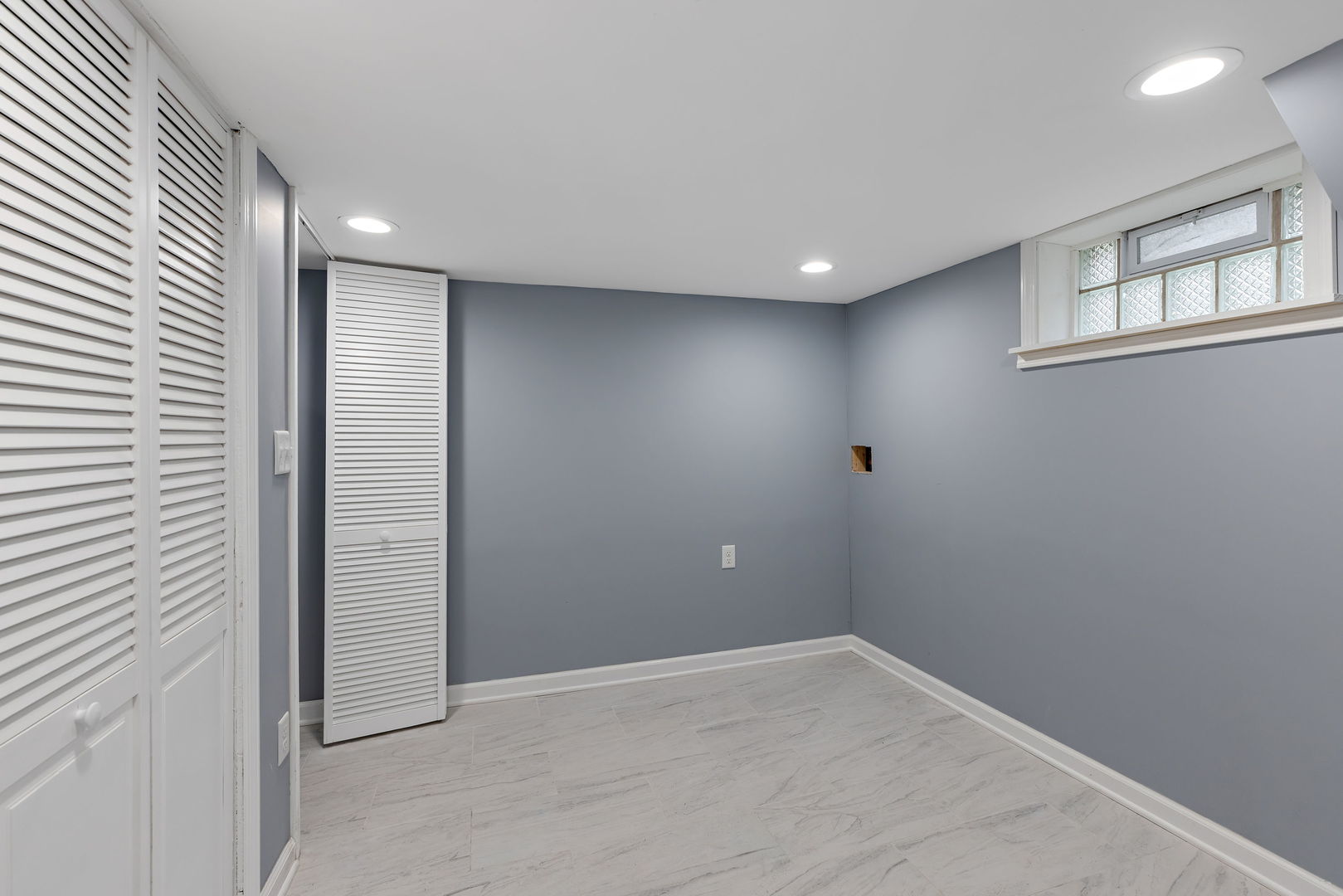 320 Streamside Drive Harvey, IL 60426 - Photo 16 of 26 an empty room with windows