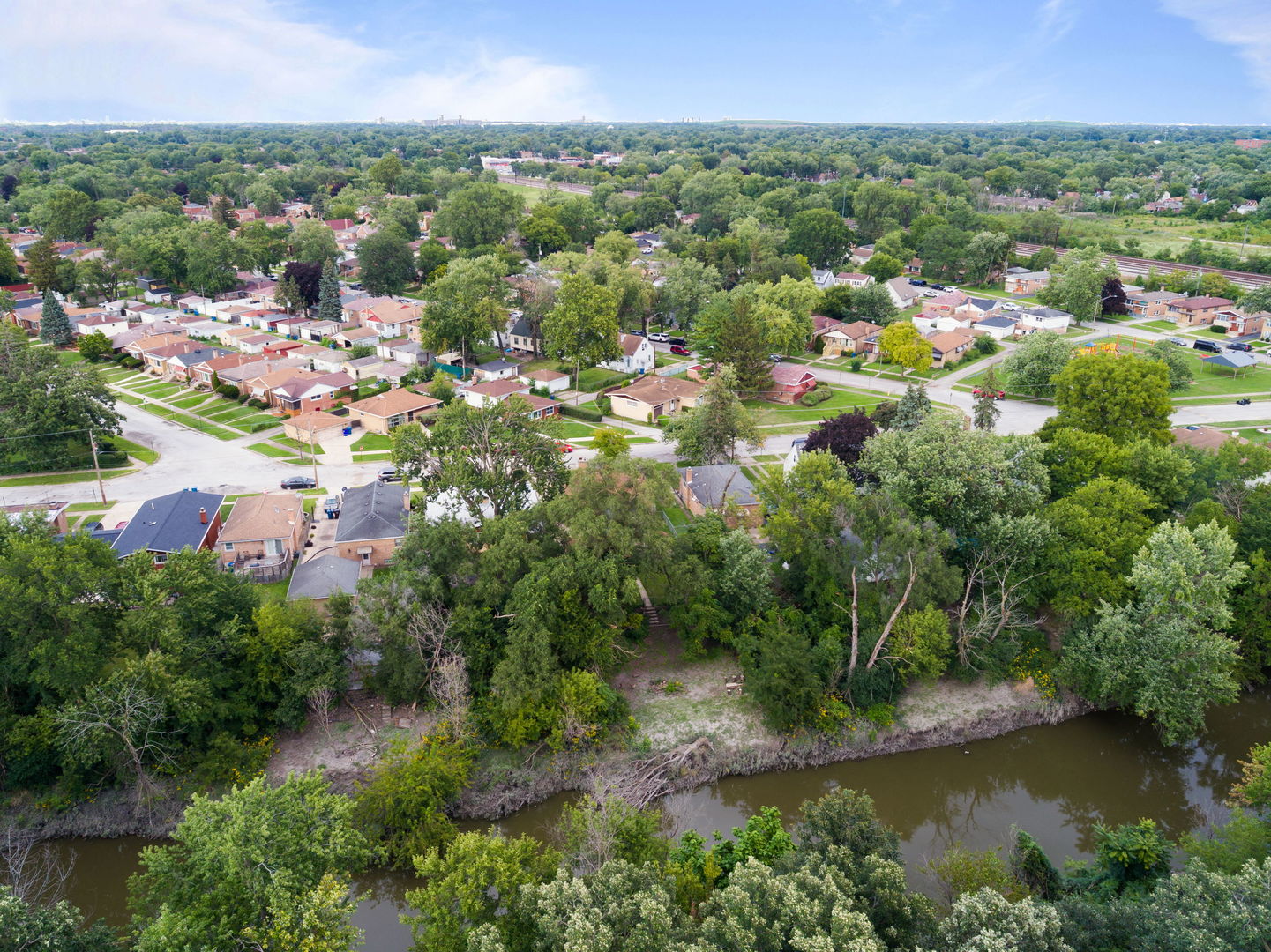 320 Streamside Drive Harvey, IL 60426 - Photo 4 of 26 a view of a city
