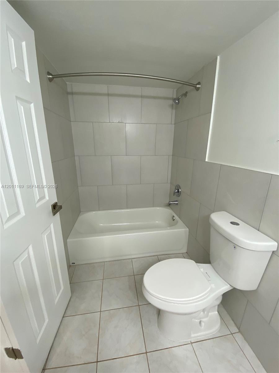 455 South Pine Island Road, Unit 110C Plantation, FL 33324 - Photo 21 of 30 a bathroom with a toilet and a bathtub