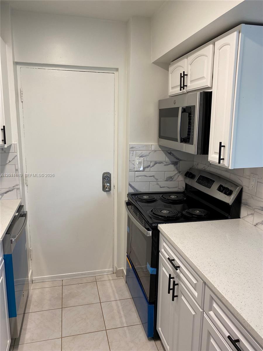 455 South Pine Island Road, Unit 110C Plantation, FL 33324 - Photo 5 of 30 a kitchen with granite countertop a sink stove and refrigerator