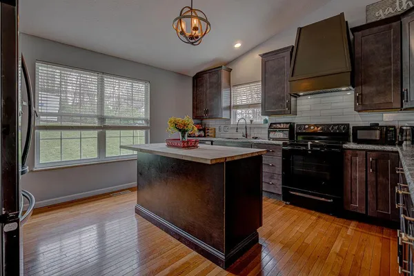 $359,900 | 1648 Brookridge Cir Drive, Lawrenceburg, IN 47025