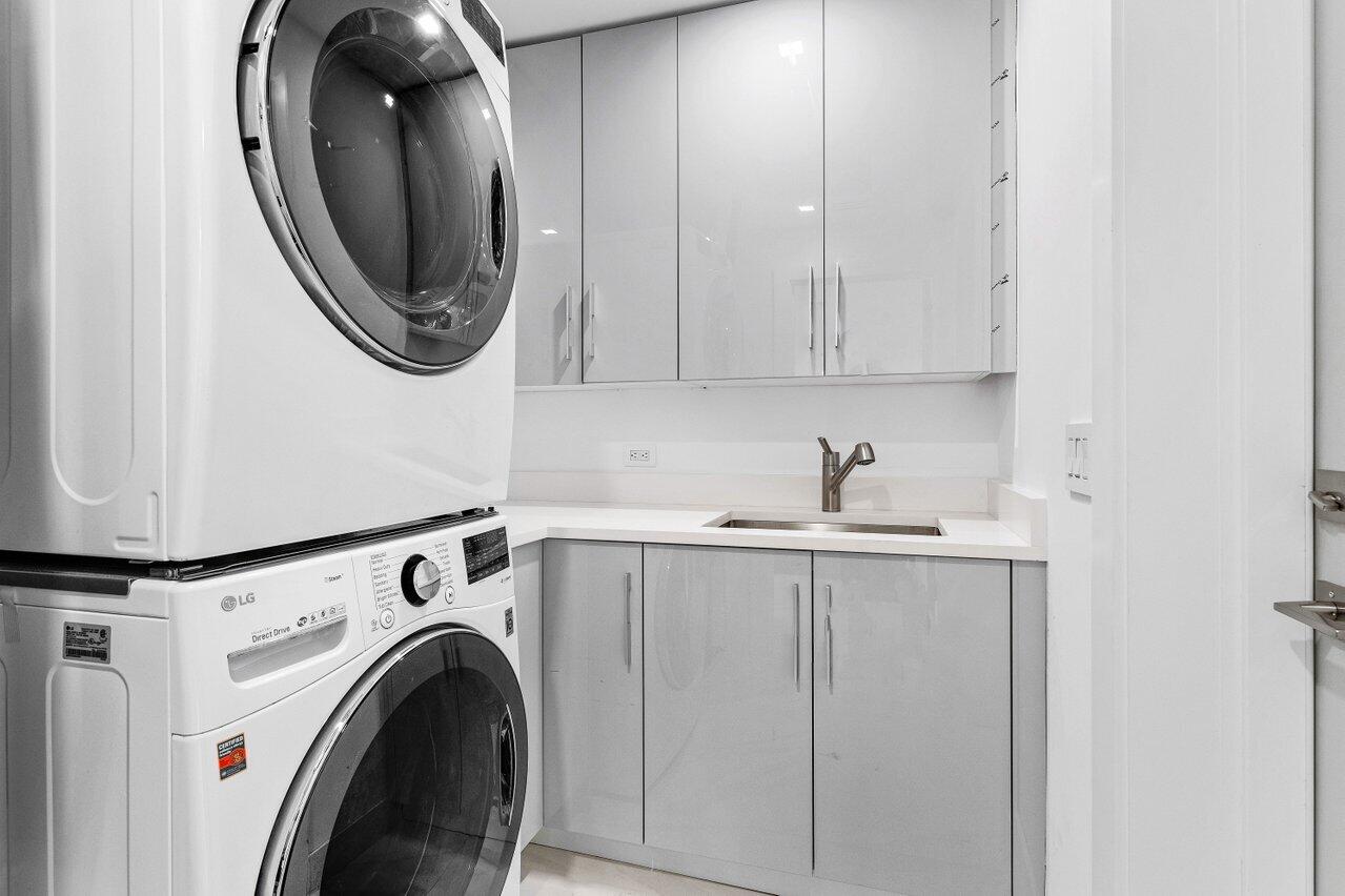 902 Southwest 27th Place Boynton Beach, FL 33435 - Photo 25 of 52 a utility room with dryer and washer