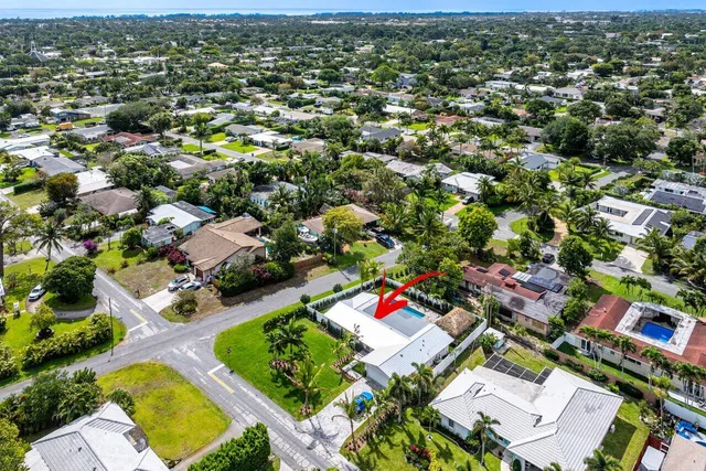 a view of a yard in front of house