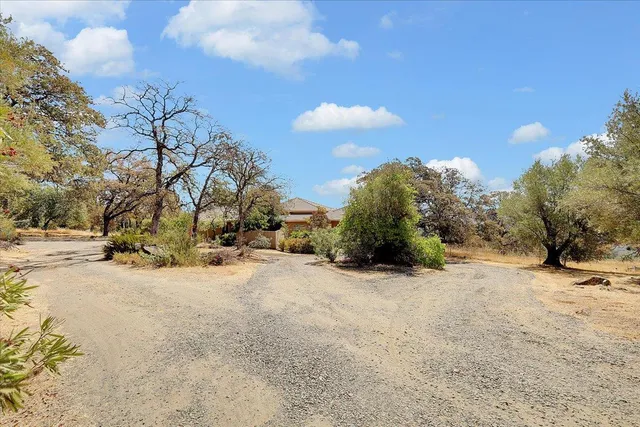 a view of a yard with a house