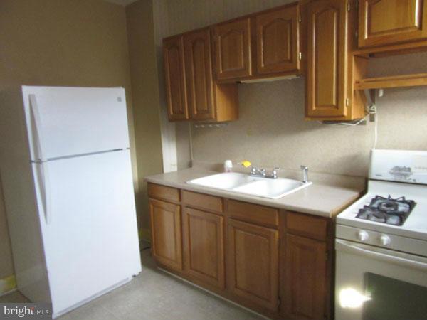 3909 Woodridge Road Baltimore, MD 21229 - Photo 7 of 11 Kitchen