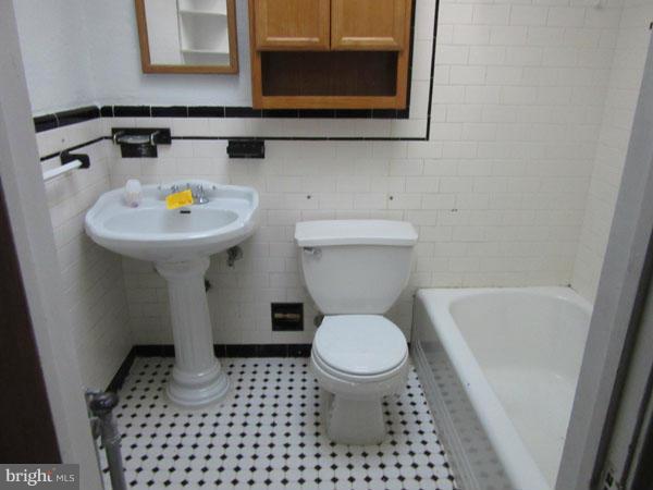 3909 Woodridge Road Baltimore, MD 21229 - Photo 10 of 11 Bath