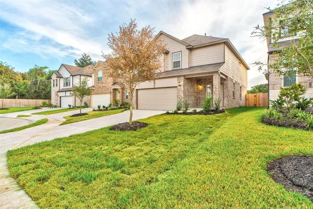 a view of a yard in front of a building
