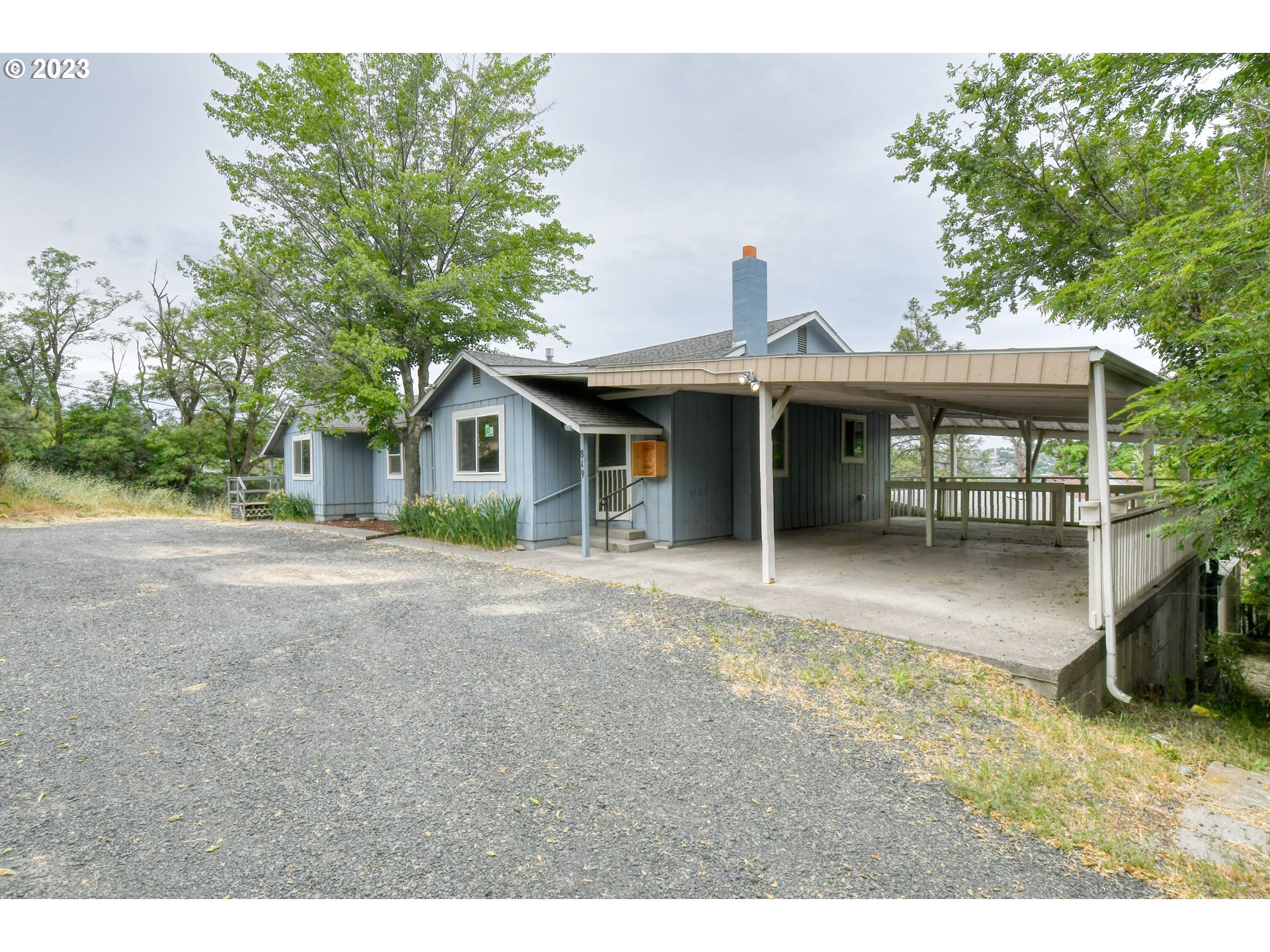 821 Southwest 2nd Street Pendleton, OR 97801 - Photo 29 of 48 a front view of a house with a garden