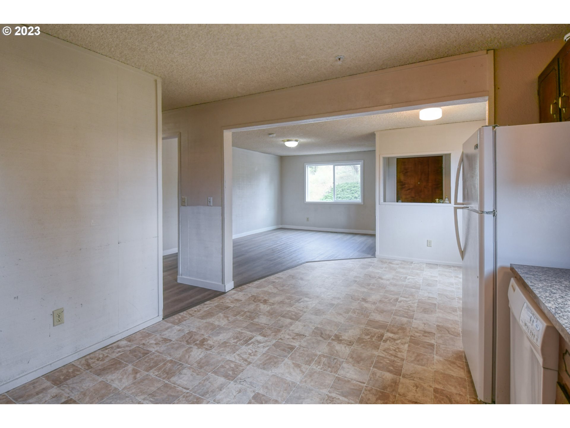821 Southwest 2nd Street Pendleton, OR 97801 - Photo 10 of 48 a view of a windows and an empty room