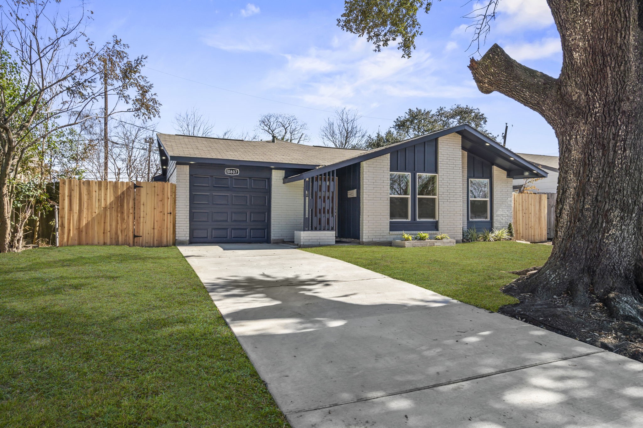 10807 Segrest Drive Houston, TX 77047 - Photo 2 of 29