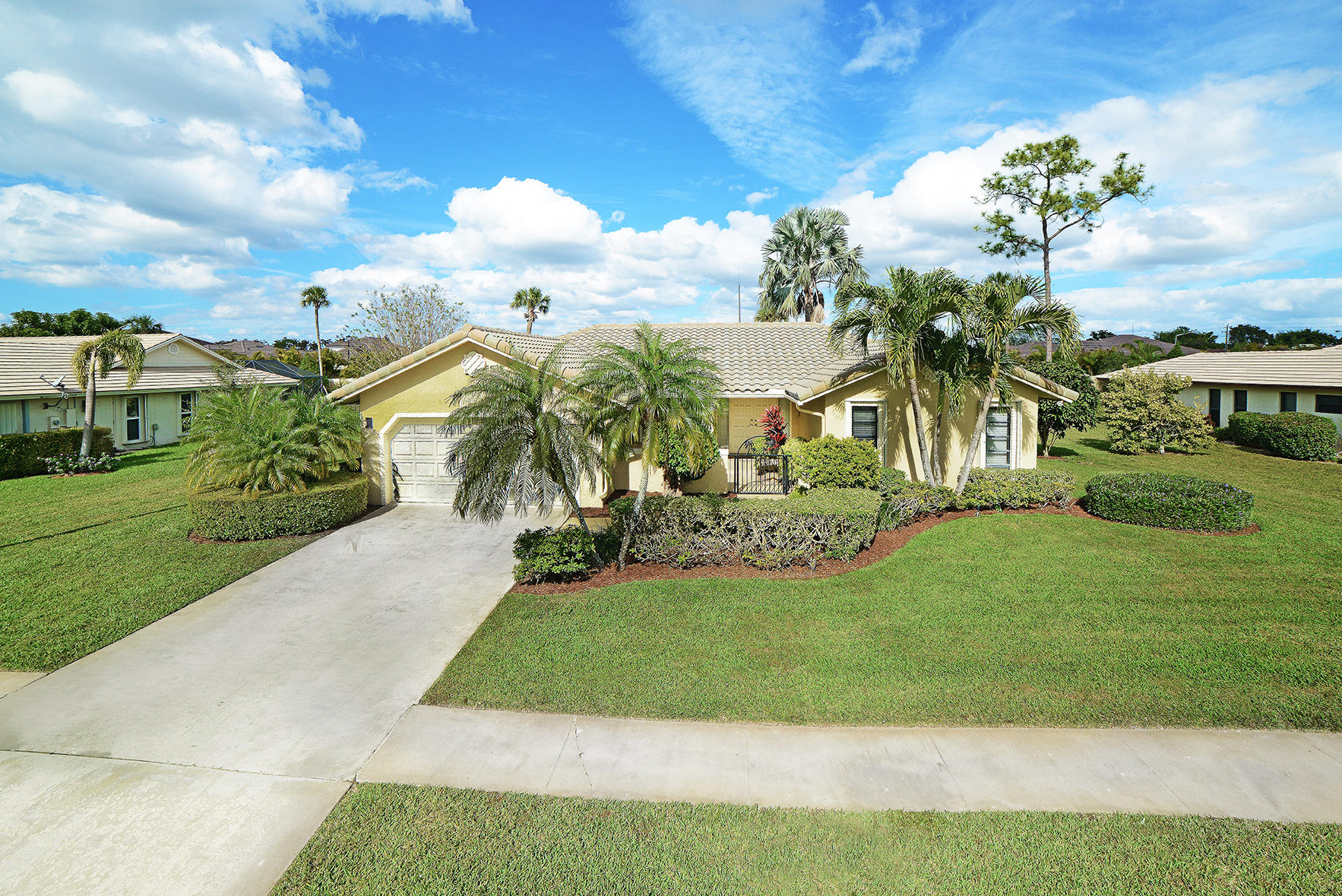9053 Old Pine Road Boca Raton, FL 33428 - Photo 4 of 42 a view of a garden