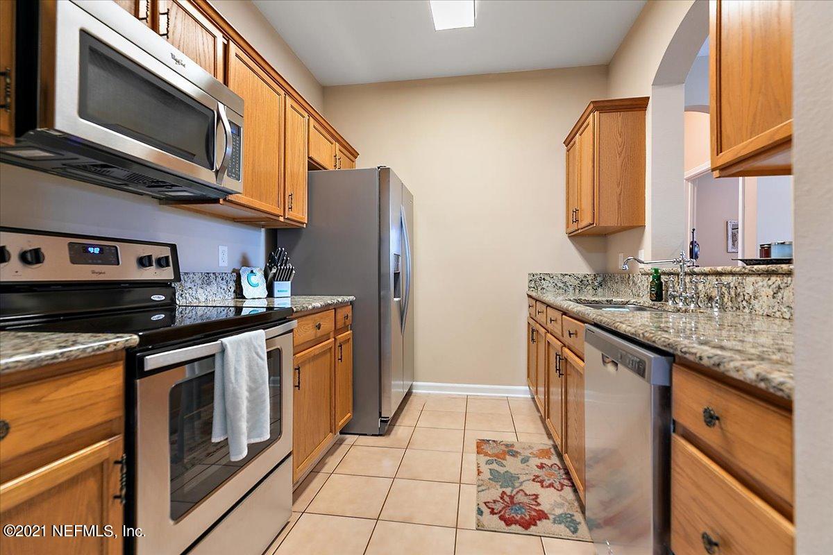 10550 Baymeadows Road, Unit 827 Jacksonville, FL 32256 - Photo 4 of 20 08-Kitchen