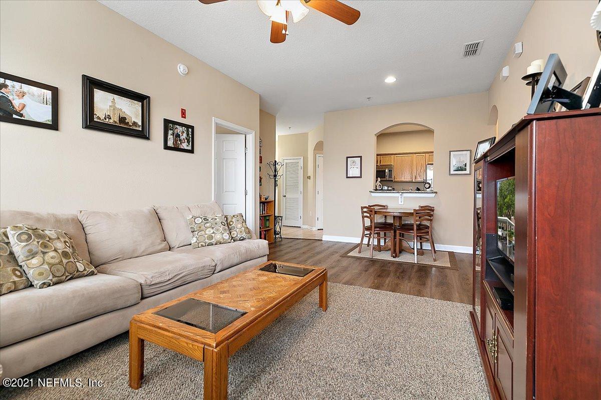 10550 Baymeadows Road, Unit 827 Jacksonville, FL 32256 - Photo 5 of 20 09-Living Room to Kitchen