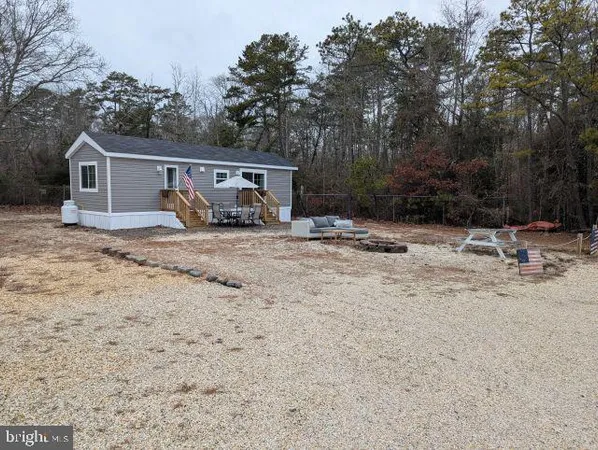a view of backyard of the house