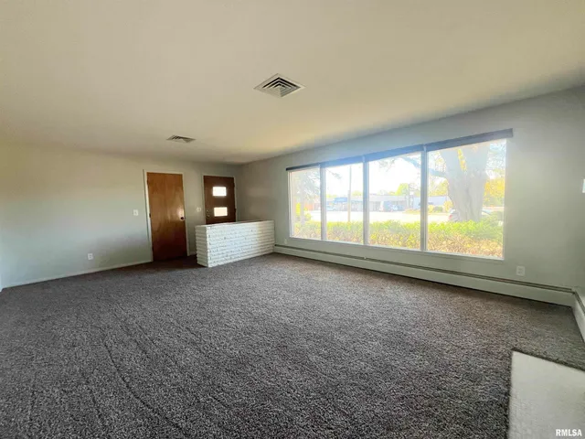 $1,800 | 5004 North University Street, Peoria, IL 61614