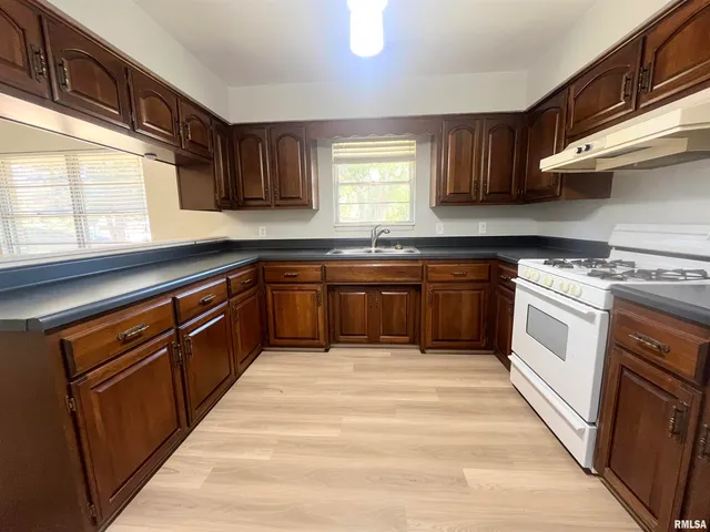 $1,800 | 5004 North University Street, Peoria, IL 61614