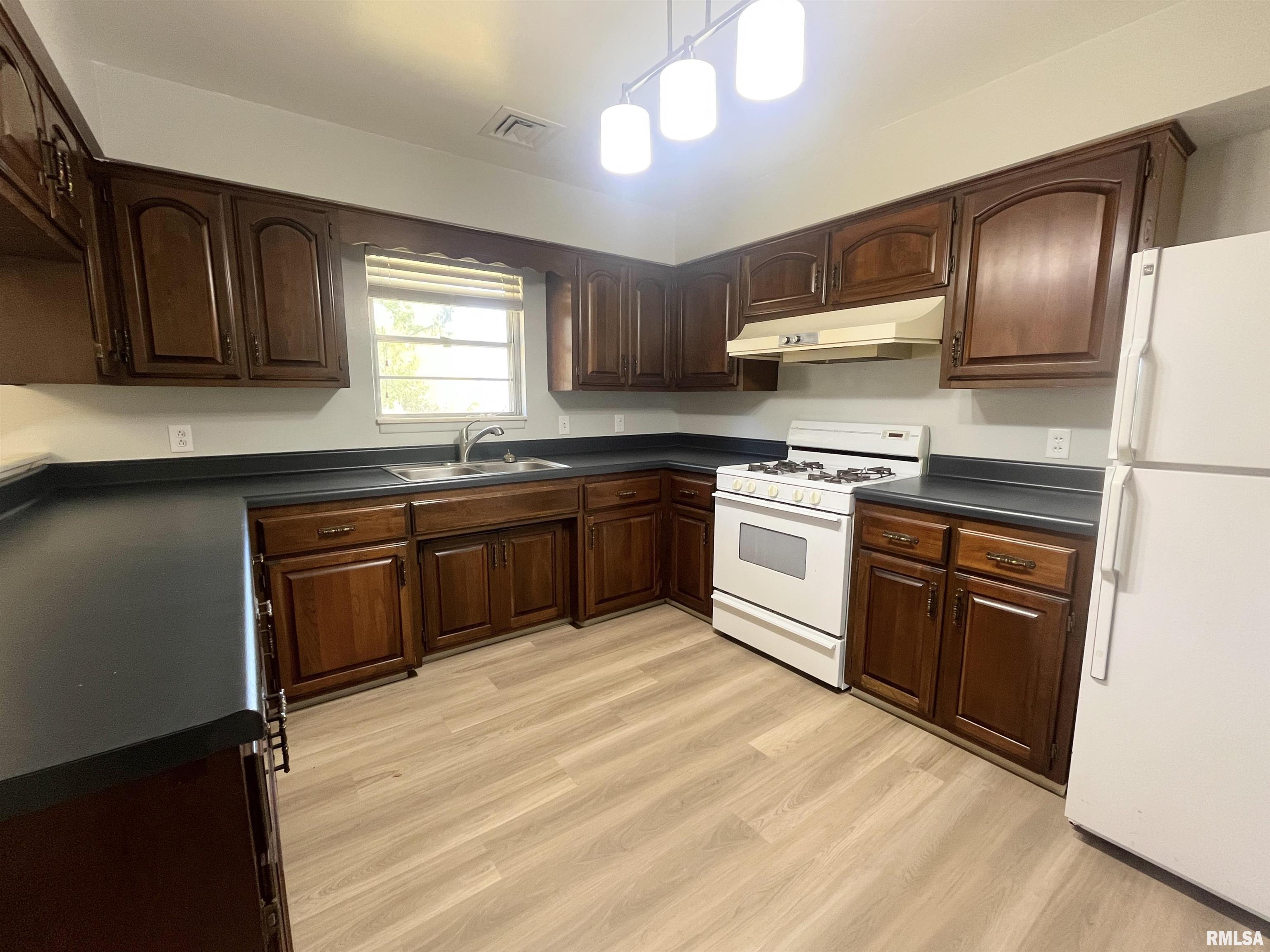 5004 North University Street Peoria, IL 61614 - Photo 8 of 28