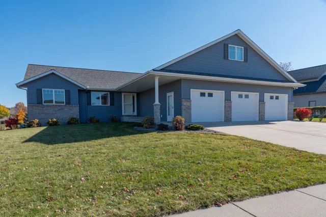 $593,000 | 101 Grovebrook Drive, Mankato, MN 56001