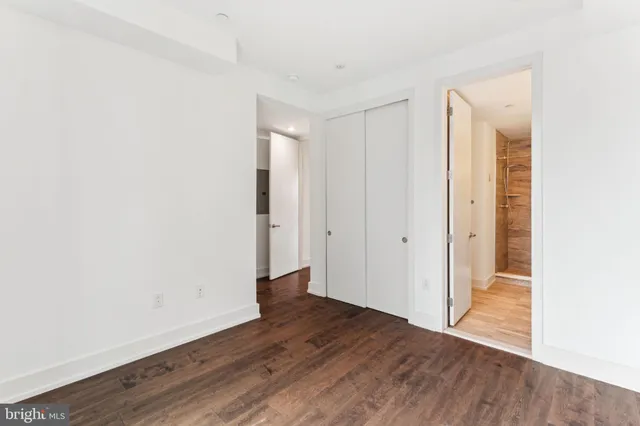 a en suite bathroom with a sink and a mirror