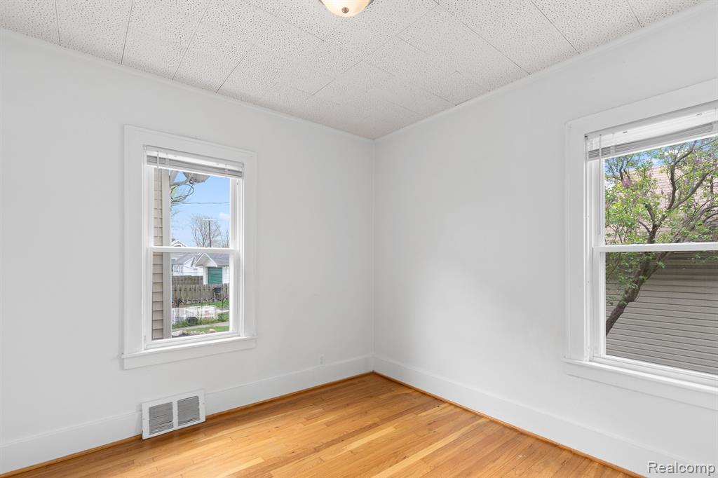 1347 Wayburn Street Grosse Pointe, MI 48230 - Photo 11 of 32