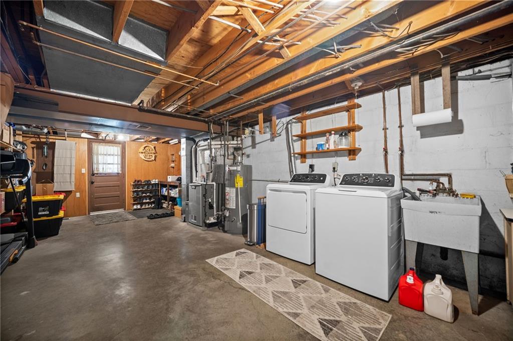 2924 Arrowhead Court Export, PA 15632 - Photo 28 of 37 a utility room with dryer and washer