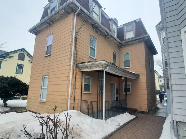 a view of a house with a yard