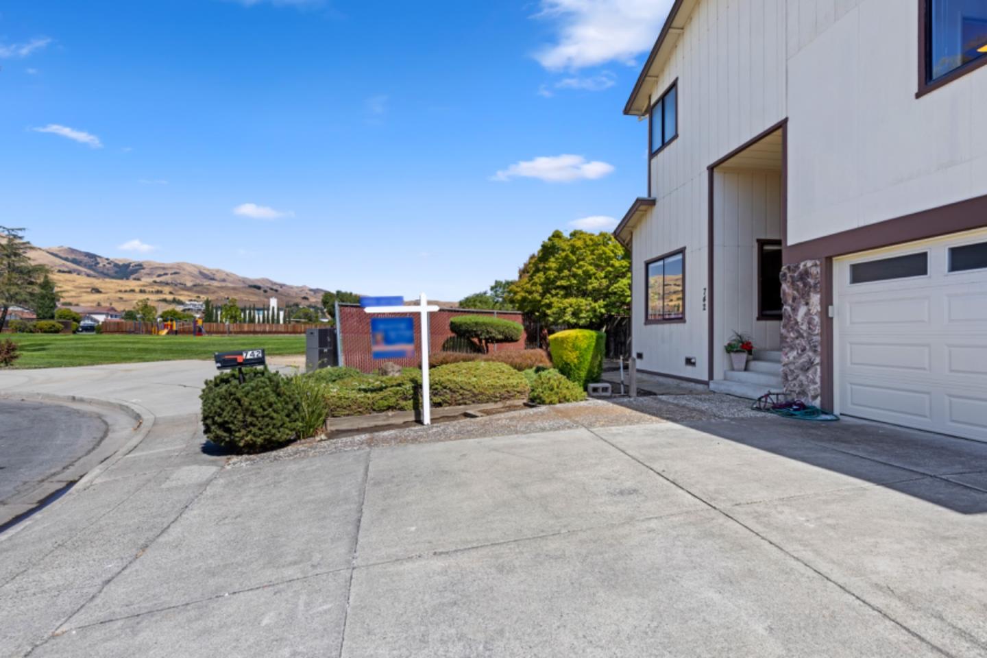 a sidewalk with a building in the background